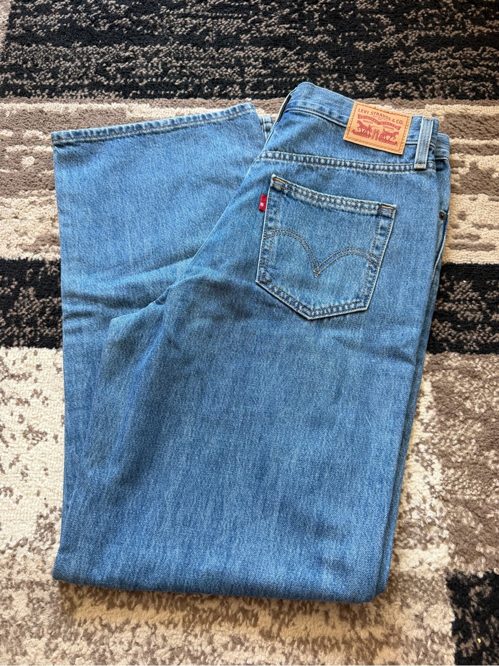 Women’s high rise baggy straight blue levi’s jeans
